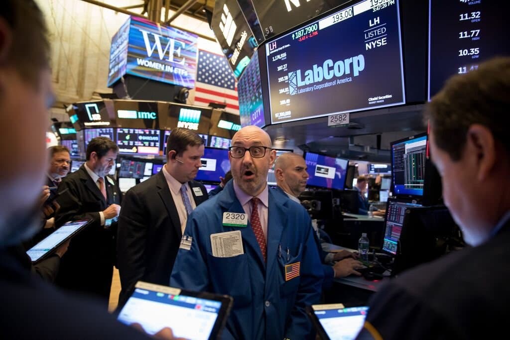 Wall Street débute la semaine en hausse